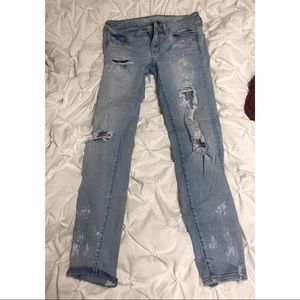 Lightwash American Eagle ripped jeggings
